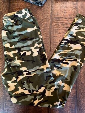 Camo Print Leggings - medium